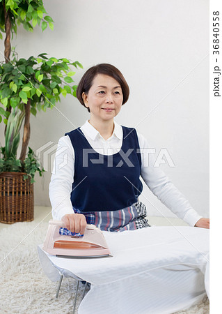 アイロンをかけるミドル女性　 36840558
