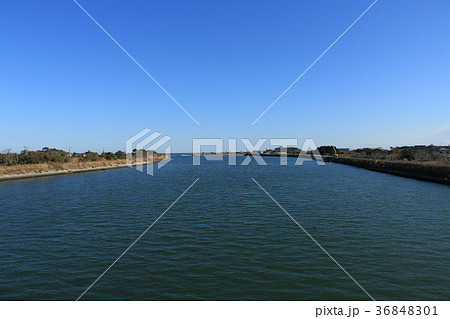 青空快晴の千葉県いすみ市を流れる夷隅川 36848301