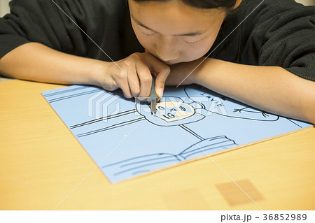 版画をほる子ども 36852989