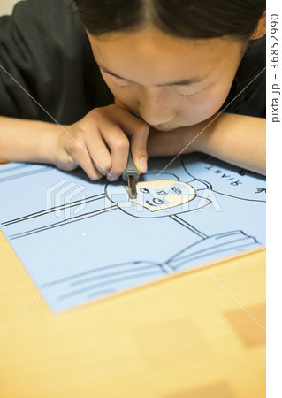 版画をほる子ども 版画をほる子ども 36852990