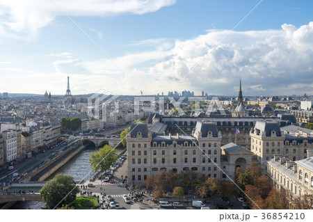 ノートルダム大聖堂から見るパリ市街の風景の写真素材