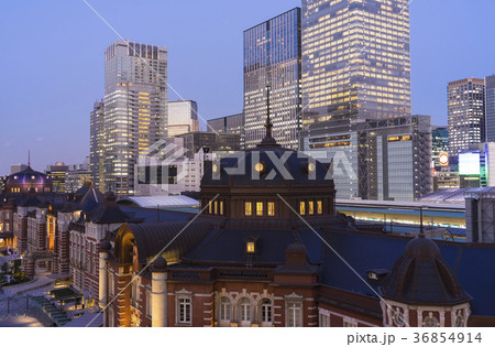 東京駅丸の内口の夕景と背後の高層ビルのイルミネーション 36854914