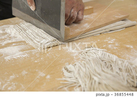そば打ち シニア男性手元 そば打ち シニア男性手元 36855448