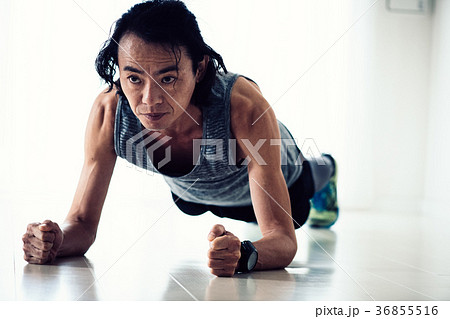 体幹トレーニングをするミドル男性 日本人 体幹トレーニングをするミドル男性 日本人 36855516