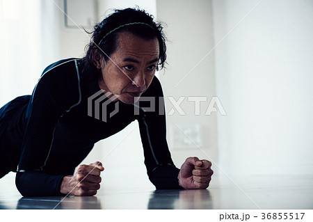 体幹トレーニングをする中年男性 日本人 体幹トレーニングをする中年男性 日本人 36855517