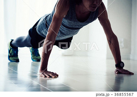 腕立て伏せをするミドル男性 日本人 腕立て伏せをするミドル男性 日本人 36855567