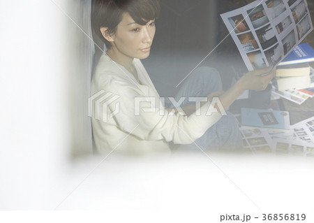 フリーランスの女性　イメージ 36856819