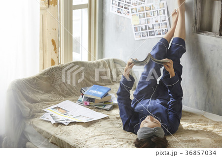 フリーランスの女性　イメージ 36857034