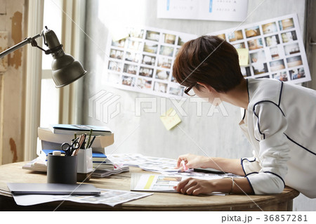 フリーランスの女性　イメージ 36857281