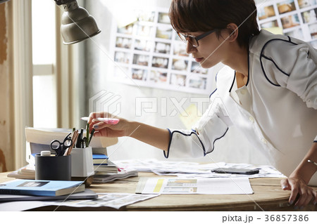 フリーランスの女性　イメージ 36857386