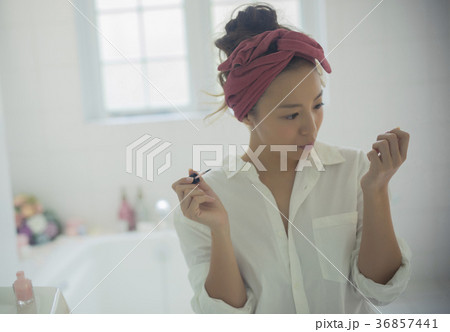 ネイルを楽しむ女性 イメージ ネイルを楽しむ女性 イメージ 36857441