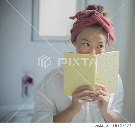 バスルームでくつろぐ女性 36857474