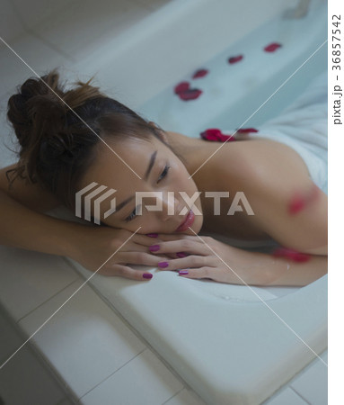バスタイムを楽しむ女性 36857542