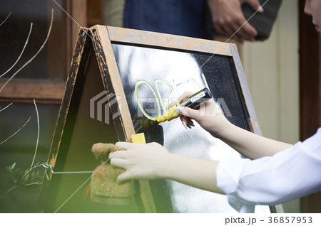 カフェ 開店準備をするスタッフ カフェ 開店準備をするスタッフ 36857953