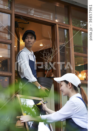 カフェ 開店準備をするスタッフ カフェ 開店準備をするスタッフ 36857961