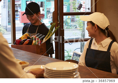 カフェ　準備をするスタッフ　野菜の仕入れ 36857969