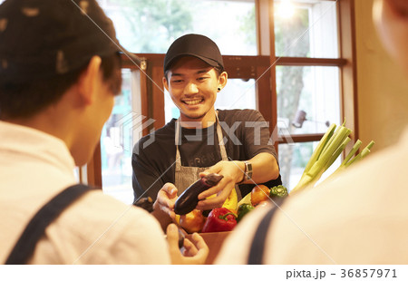 カフェ　準備をするスタッフ　野菜の仕入れ 36857971