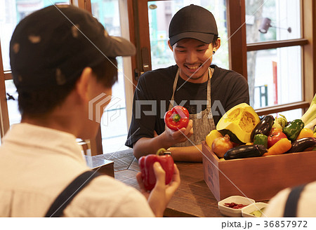 カフェ　準備をするスタッフ　野菜の仕入れ 36857972