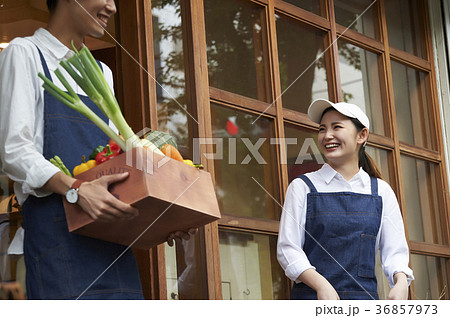 カフェ　準備をするスタッフ　野菜の仕入れ 36857973