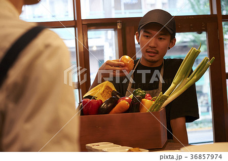 カフェ　準備をするスタッフ　野菜の仕入れ 36857974