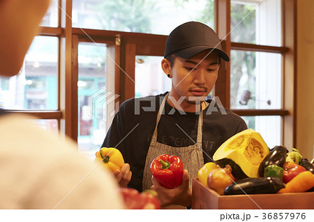 カフェ　準備をするスタッフ　野菜の仕入れ 36857976