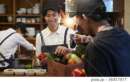 カフェ　準備をするスタッフ　野菜の仕入れ 36857977