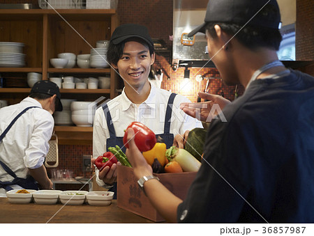 カフェ　準備をするスタッフ　野菜の仕入れ 36857987