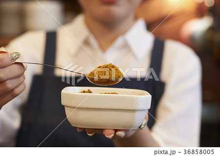 カフェ　スタッフ　準備　スパイス 36858005