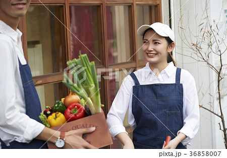 カフェ　準備をするスタッフ　野菜の仕入れ 36858007