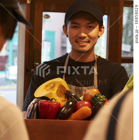 カフェ　準備をするスタッフ　野菜の仕入れ 36858029