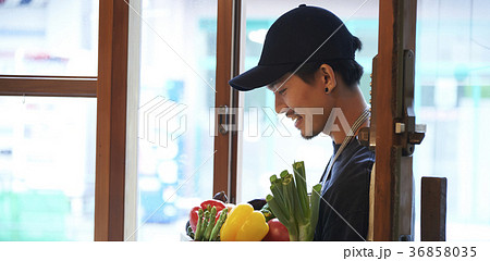 カフェ　準備をするスタッフ　野菜の仕入れ 36858035