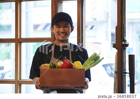 カフェ　準備をするスタッフ　野菜の仕入れ 36858037