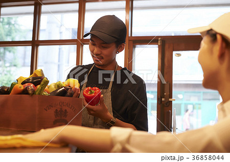 カフェ　準備をするスタッフ　野菜の仕入れ 36858044