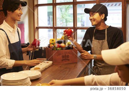 カフェ 準備をするスタッフ 野菜の仕入れ カフェ 準備をするスタッフ 野菜の仕入れ 36858050