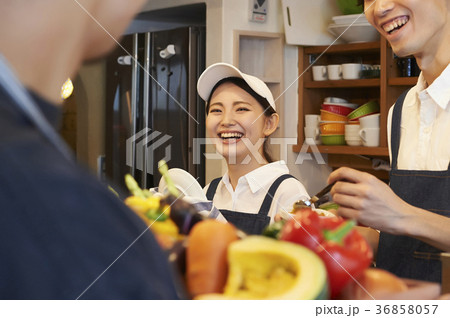 カフェ　準備をするスタッフ　野菜の仕入れ 36858057