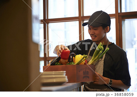 カフェ 準備をするスタッフ 野菜の仕入れ カフェ 準備をするスタッフ 野菜の仕入れ 36858059