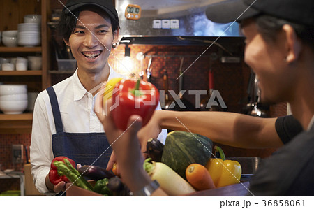 カフェ　準備をするスタッフ　野菜の仕入れ 36858061