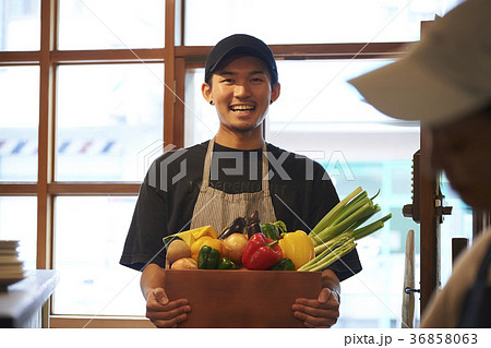 カフェ　準備をするスタッフ　野菜の仕入れ 36858063