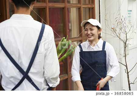 カフェ　準備をするスタッフ 36858065