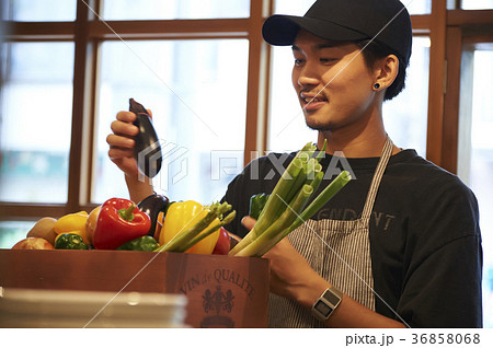 カフェ 準備をするスタッフ 野菜の仕入れ カフェ 準備をするスタッフ 野菜の仕入れ 36858068