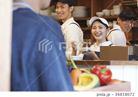 カフェ　準備をするスタッフ　野菜の仕入れ 36858072
