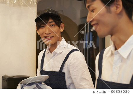 カフェ　厨房　スタッフ 36858080