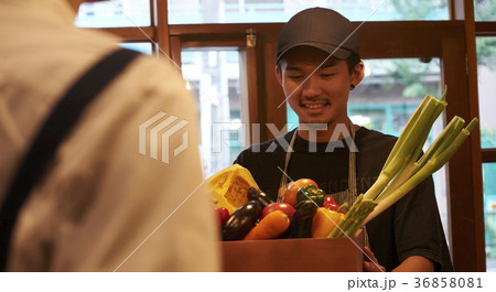 カフェ　準備をするスタッフ　野菜の仕入れ 36858081