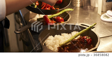 厨房　カレー　盛り付け 36858082