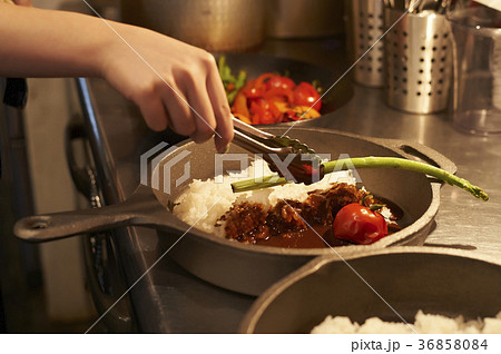 厨房　カレー　盛り付け 36858084