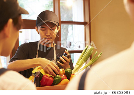 カフェ　準備をするスタッフ　野菜の仕入れ 36858093