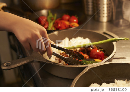 厨房　カレー　盛り付け 36858100