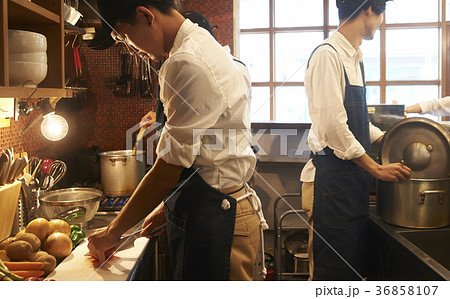 カフェ 厨房 調理をするスタッフ カフェ 厨房 調理をするスタッフ 36858107