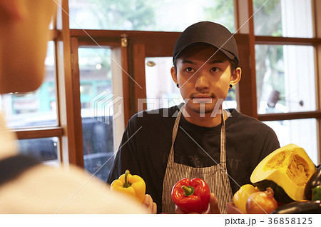 カフェ　準備をするスタッフ　野菜の仕入れ 36858125