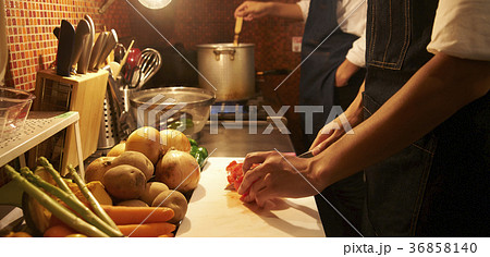 カフェ　厨房で調理をするスタッフ 36858140